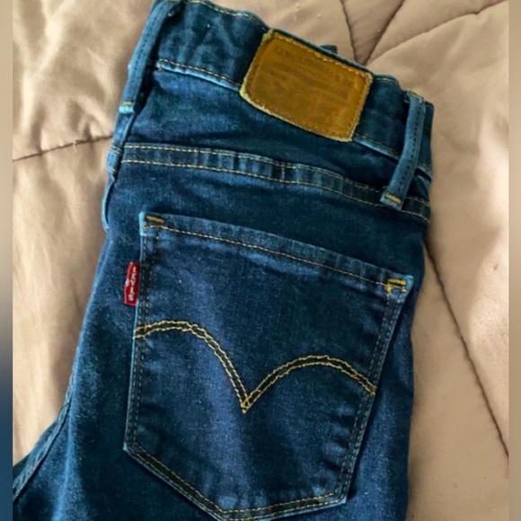 Levi’s supper skinny Jean size 24 45$ - Picture 2 of 3